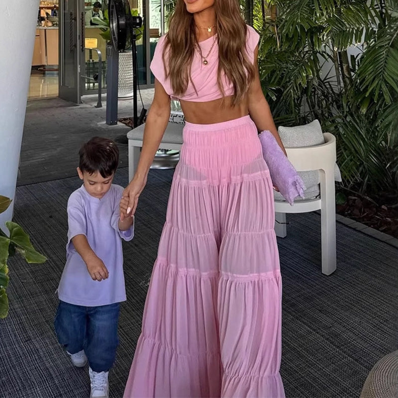 Atemberaubendes Chiffon-Crop-Top mit gerüschter Schulter und mehrlagigem A-Linien-Maxirock mit elastischer Taille