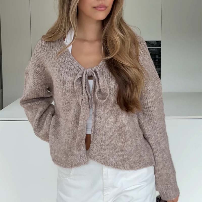Strickjacke mit V-Ausschnitt und Schleife