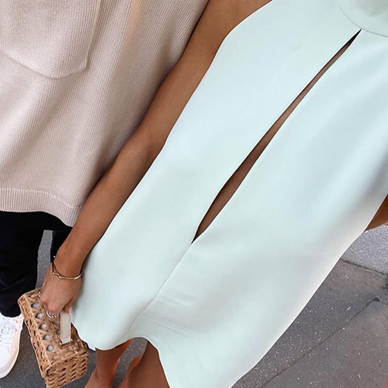 Date Night Neckholder-Minikleid in H-Linie mit Cut-Outs vorne und Taschen