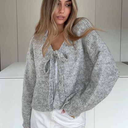 Strickjacke mit V-Ausschnitt und Schleife