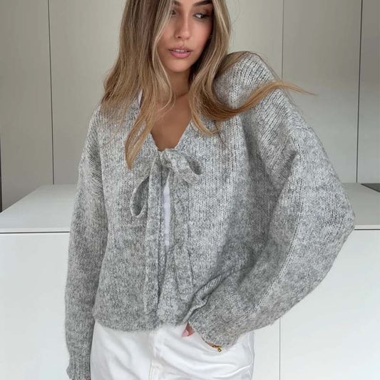Strickjacke mit V-Ausschnitt und Schleife